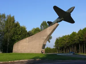 Памятный знак «Истребитель ЯК-3», установленный в честь защитников неба Москвы от фашистских захватчиков в 1941 году