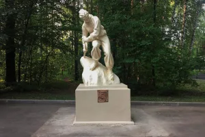 Скульптура «Альпинистка» (Останкинский)