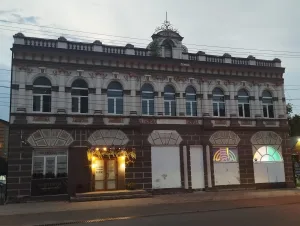 Здание старейшего кинотеатра города - «Гранд-иллюзион» («Заря») (Уссурийск)