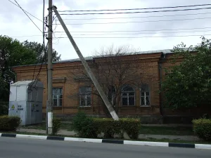 Здание, где в школе учился Герой Советского Союза С.Д. Роман