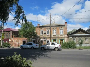 Дом на усадьбе крестьянки А. В. Косолаповой с торговой лавкой и кирпичной аркой ворот