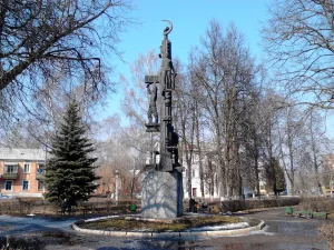 Памятник «Мы строим мир» (Узловая)