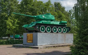 Памятник-танк в честь воинов 2-го Прибалтийского фронта, освободивших в 1944 г. Новоржев от немецко-фашистских захватчиков (Новоржев)