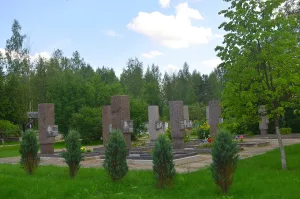 Памятное место-участок, где захоронены Герои Советского Союза С.А. Блинников (1907-1985), С.П. Тимофеев (1913-1974), кавалер трёх орденов Славы Г.А. Васильев (1922-1987)