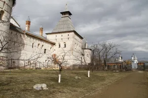 Прясло между Круглой садовой башней и башней над Дровяными воротами (Ростов)