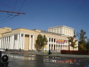 Здание, в котором в 1917 году состоялся III съезд Советов Дальнего Востока, провозгласивший Советскую власть на Дальнем Востоке и размещался городской совет рабочих и солдатских депутатов