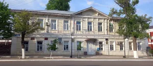 Здание уездной земской управы. Здание, где проходил уездный съезд Советов рабочих, солдатских и крестьянских депутатов и размещается районный (бывший уездный) совет