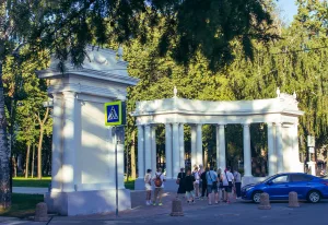 Колоннада (Триумфальные ворота)