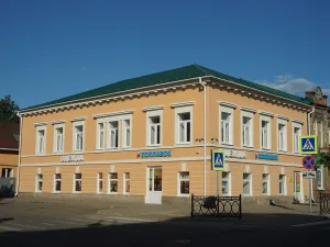 Жилой дом с магазином (Боровичи)