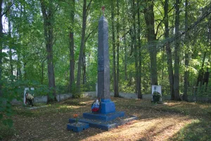 Братская могила советских воинов, умерших от ран в госпиталях (Осташков)