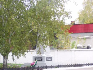 Братская могила партизан, погибших в Гражданскую войну: Г.Д. Горяйнова, Г.А. Ковалева, И.С. Шевцова, матроса Шарапова