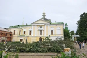 Церковь Сретения Господня в трапезном корпусе (Луговой)