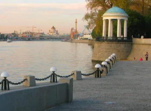 Гранитная набережная Москва-реки