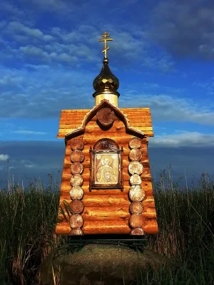 Часовня-памятник на камне в Чудском озере