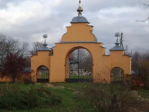 Ограда с воротами (Ермолино)