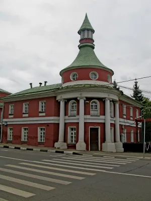 Западный флигель с башней въезда (Академический)