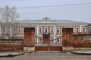 Здание мужской гимназии, в которой учились: в 1883-1888 гг. — писатель М.М. Пришвин, в 1883-1890 гг. — нарком здравоохранения Н.А. Семашко и в 1881-1886 гг. — писатель И.А. Бунин. Здесь в 1925-1926 гг. учился народный художник СССР Н.Н. Жуков