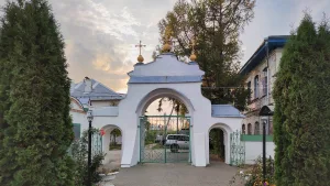 улица Гагарина 22, ограда церкви