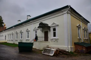 Трапезная с росписью плафона и келарским корпусом (Саров)