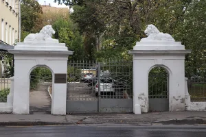 Двое ворот со львами и оградой (Марьина роща)
