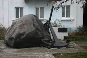 Мемориальный камень морякам — героям штурма г. Пиллау (Балтийск)