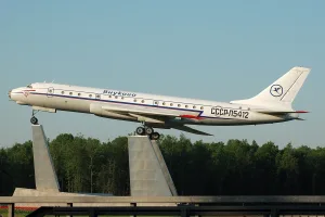 Памятник самолёту Ту-104