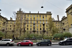 Жилой дом Литфонда, в котором жили писатели и поэты А.А. Ахматова (в 1961-1966 гг.), Ф.А. Абрамов, И.К. Авраменко, В.Б. Азаров, Л.И. Борисов, П.Л. Далецкий и др.