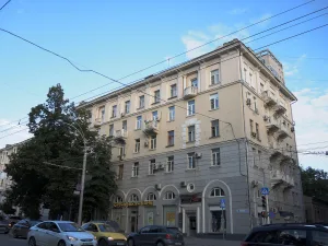 пятиэтажный жилой дом с помещениями кафе