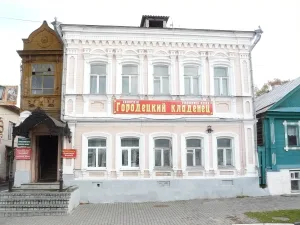 Главный дом с литым зонтом входа (Городец)
