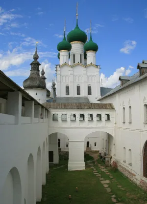 Переход между Красной палатой (Государевыми хоромами) и западной стеной (Ростов)