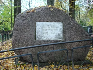 Кладбище со склепом Корсаковых и плитами захоронений (Троица-Вязники)