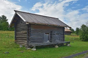 Амбар из деревни Липовицы (остров Кижи)