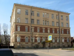 Здание Общества железопрокатного и проволочного заводов (с металлическими оградами)