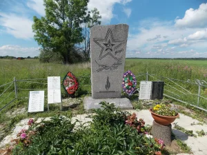 Братская могила воинов Советской Армии, погибших в 1941-1944 гг. в боях с немецко-фашистскими захватчиками (Русыня)