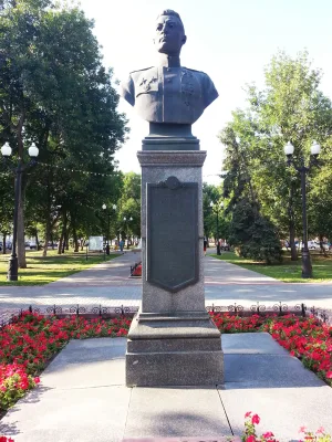 Бюст дважды Героя Советского Союза В.С. Петрова (Тамбов)