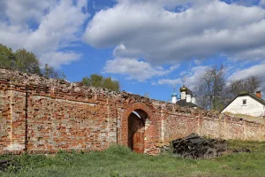 Стены с двумя воротами (Лукьянцево (Лукианова пустынь))