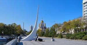 Памятный знак на месте высадки основателей поста Владивосток с корабля «Манчжур»