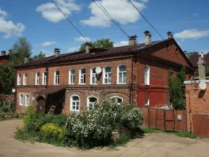 Жилой дом с проездом во двор (Боровичи)
