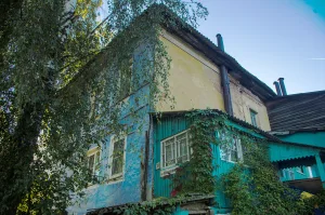 Дом Иконникова с конюшней и лавкой (Крапивна)
