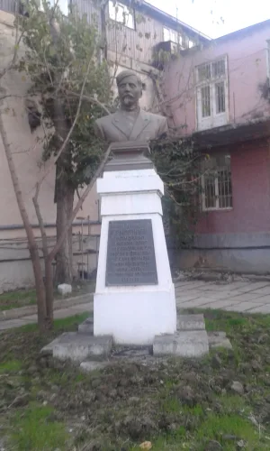 Памятник борцу за власть Советов Ермошкину Е.Г. (Махачкала)