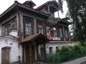 Дом, в котором размещался штаб 1-го крестьянского коммунистического полка «Красные Орлы» (дом купца с каменными воротами) (Катайск)