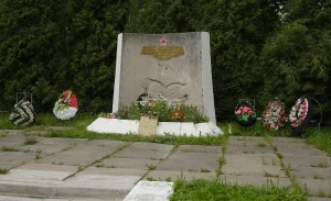 Братская могила воинов-минеров, погибших в 1944-1945 гг. при разминировании района (Дачное)