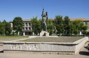Памятник воинским частям и соединениям, освободившим в 1944 г. Порхов и район от немецко-фашистских захватчиков (Порхов)