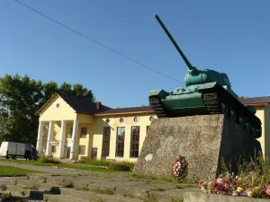 Танк «Т-34», установленный в честь 25-летия освобождения Медвежьегорска от фашистских захватчиков (Медвежьегорск)