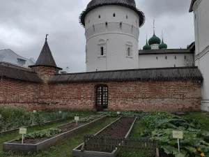 Северная стена Митрополичьего сада (Ростов)