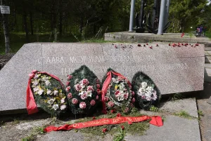 Братская могила военных моряков и воинов армейских частей, погибших в 1919 г., 1921 г., 1941-1944 гг. (Форт Красная Горка)