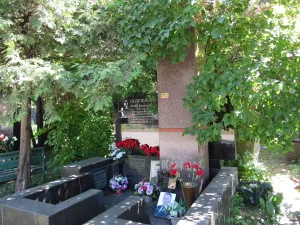 Могила Полежаева В.Д. (1909-1972), метростроевца, начальника московского Метростроя, Героя Социалистического Труда (Хамовники)