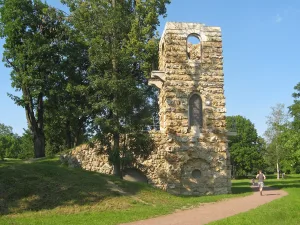 Башня-руина с земляным пандусом (Стрельна)