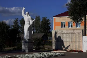 Братская могила воинов, павших в боях за освобождение п. Думиничи в 1941-1945 гг. (Думиничи)