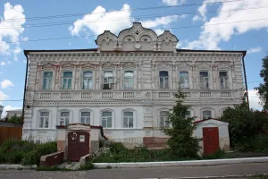 Здание, где в коневодческом зоотехникуме учился герой Советского Союза В.П. Хазов (Сурское)